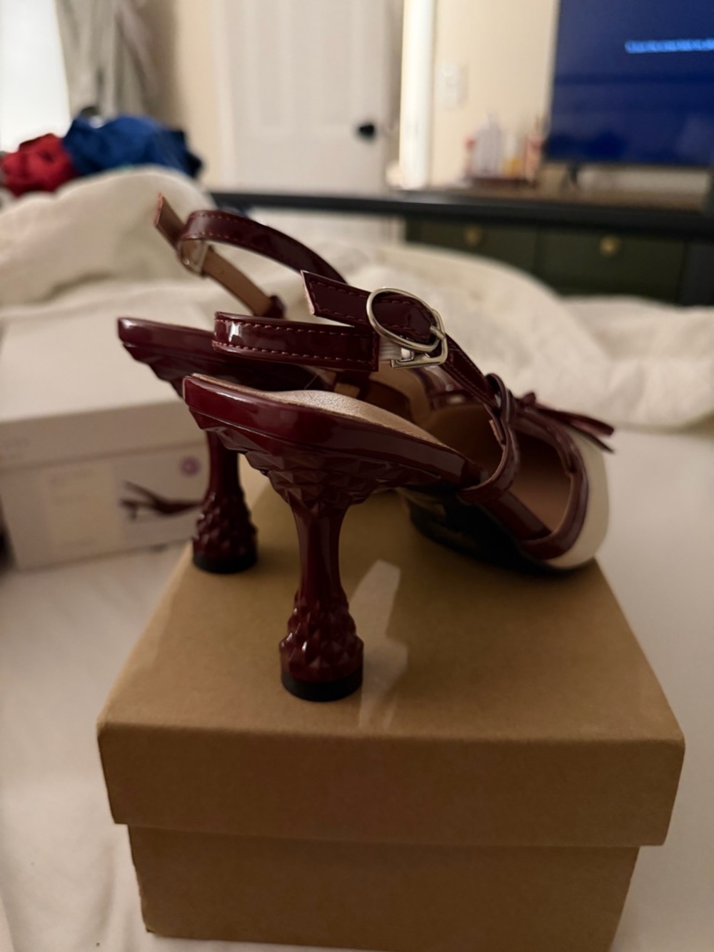 Women's Pointed Toe Slingback Heels in Cream and Burgundy - Picture 4 of 5